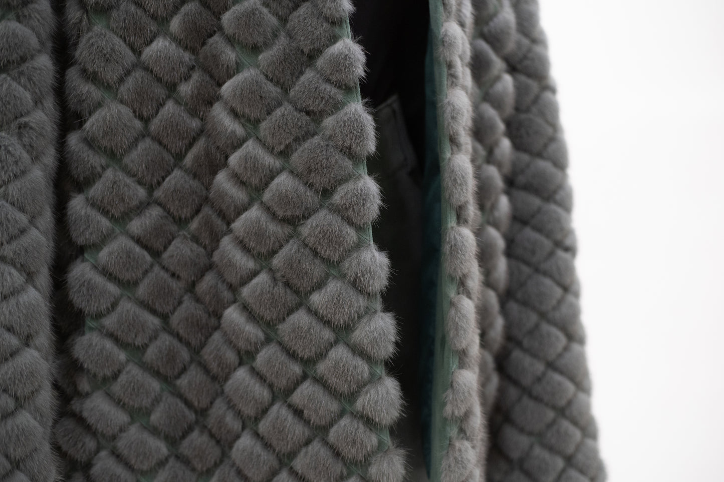 Nerzjacke mit Kapuze grau-grün