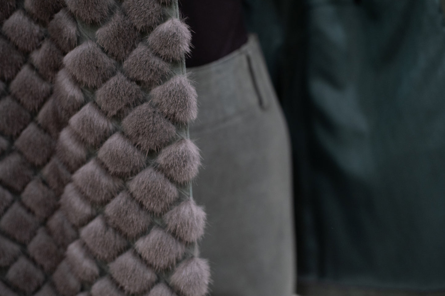 Nerzjacke mit Kapuze grau-grün