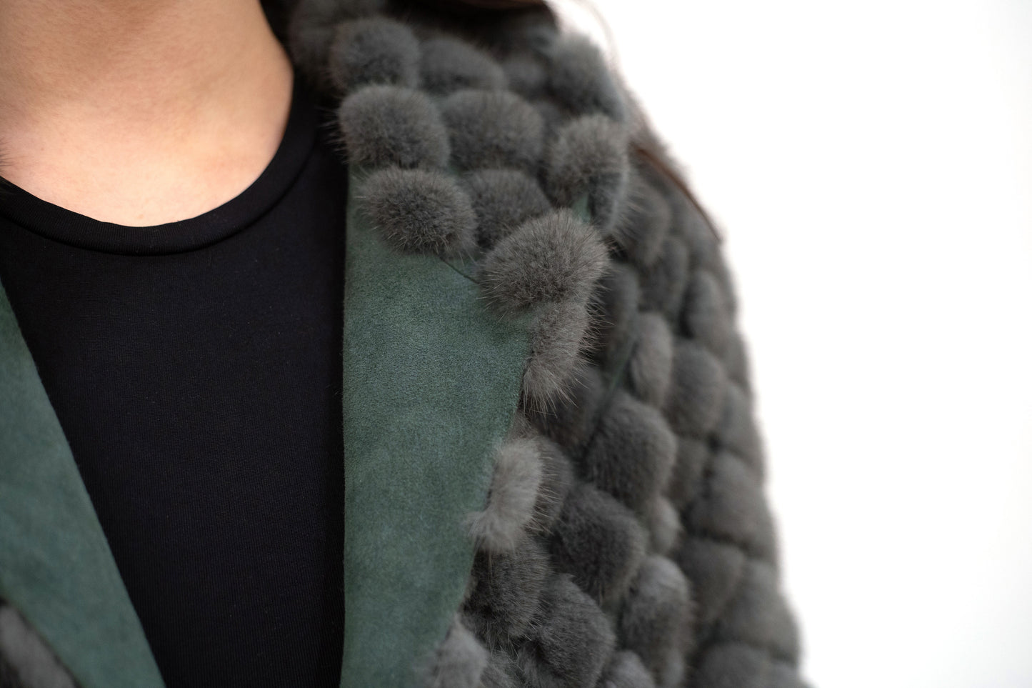 Nerzjacke mit Kapuze grau-grün